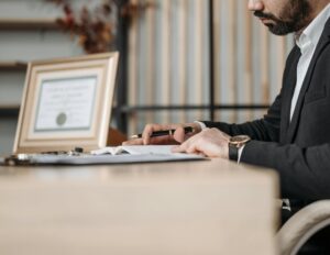 Testamentin allekirjoittaminen ja juridisen asiakirjan laatiminen